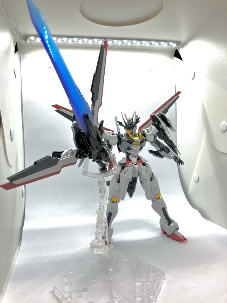 更に出力を最大して使用すれば広範囲にパーメットフィールドを展開してあらゆる兵器とMSを粒子化無力化することが可能一瞬で戦闘を終わらせることができるただしパーメットを使用する戦法の為緊急の時にしか行うことができない