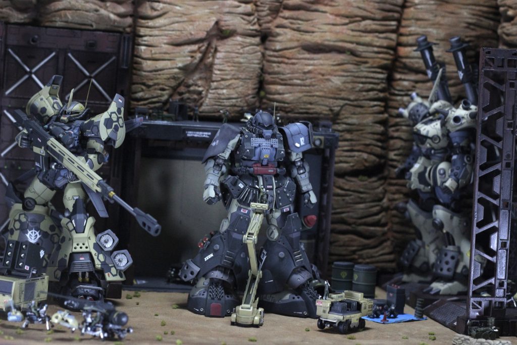 というわけで以上になります。そしてこのアイナザクの完成を持って「砂漠の前線基地」のジオラマも完成となります。オフ会の楽しさから、開催する側になり、皆さんに楽しい時間を過ごしてもらうために自分ができることは持ってきた作品を載せて一緒に写真が撮れるジオラマを作ることと考え、着手から3ヶ月ほどですかね、頑張ってまいりました。その間にも個展に行ったり、展示会に多数行ったりでそろそろ自分も展示会に参加してみたい欲が出てきましたので、応募してみることにしました。(早速、8月19日に北千住で行われる展示会に参加してきます!!)今回の「砂漠の前線基地」や以前作った格納庫を持っていって皆さんに見てもらおうと思っています。もし見かけた際には優しくしてあげてください。それでは今回はこの辺で。最後までご覧いただきありがとうございました!