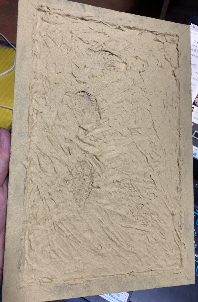 土台は100均で買ったフォトフレームにジェルメディウムを盛って、その上からタミヤテクスチャペイントのサンドカラーを盛るように塗り重ねて作りました。初のチャレンジで土台はあまり芸が無いですが、頭の中を具現化出来たのは楽しかったです。( * ◜ω◝ )もっと作るぞ〜♨️