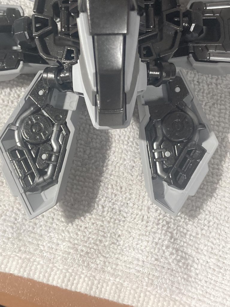 スカートの裏パーツのパイプ部分を部分塗装したけど見えないところなんであんまわからん