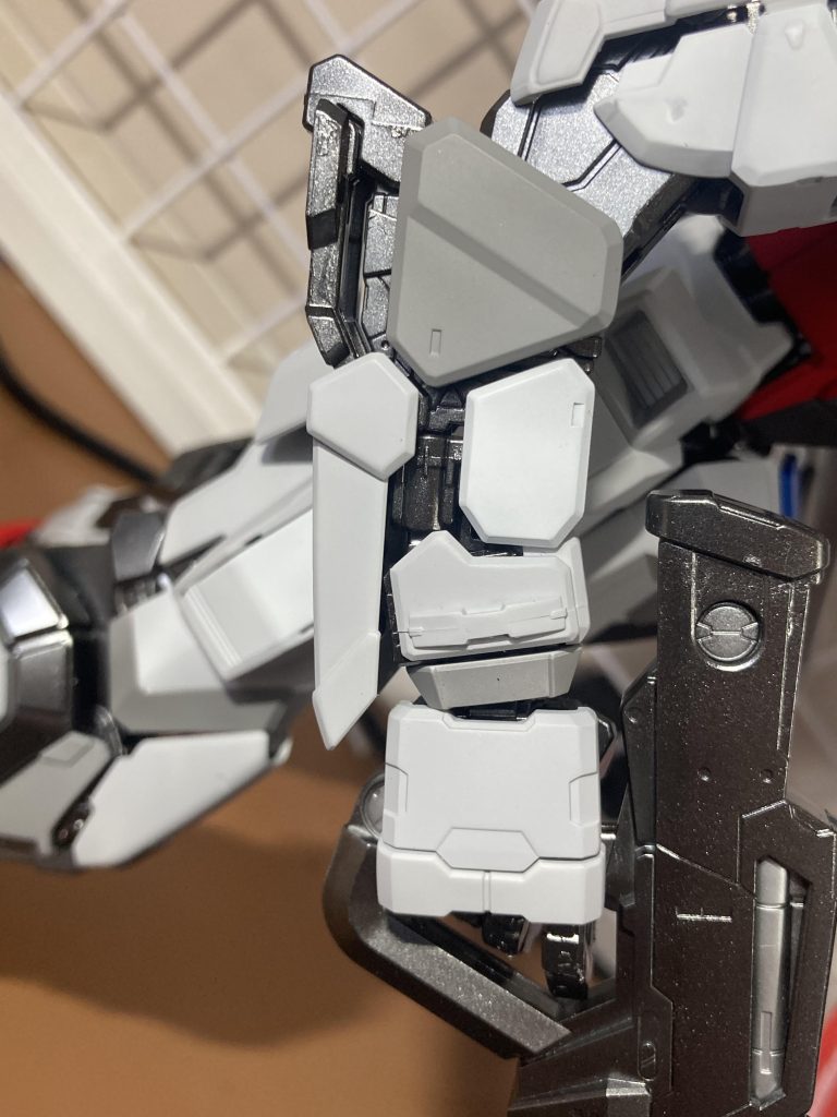 わかりづらいけど白パーツは3色で塗り分けてます。白→クールホワイトちょいグレー→ニュートラルグレー+ホワイトグレー→ニュートラルグレー