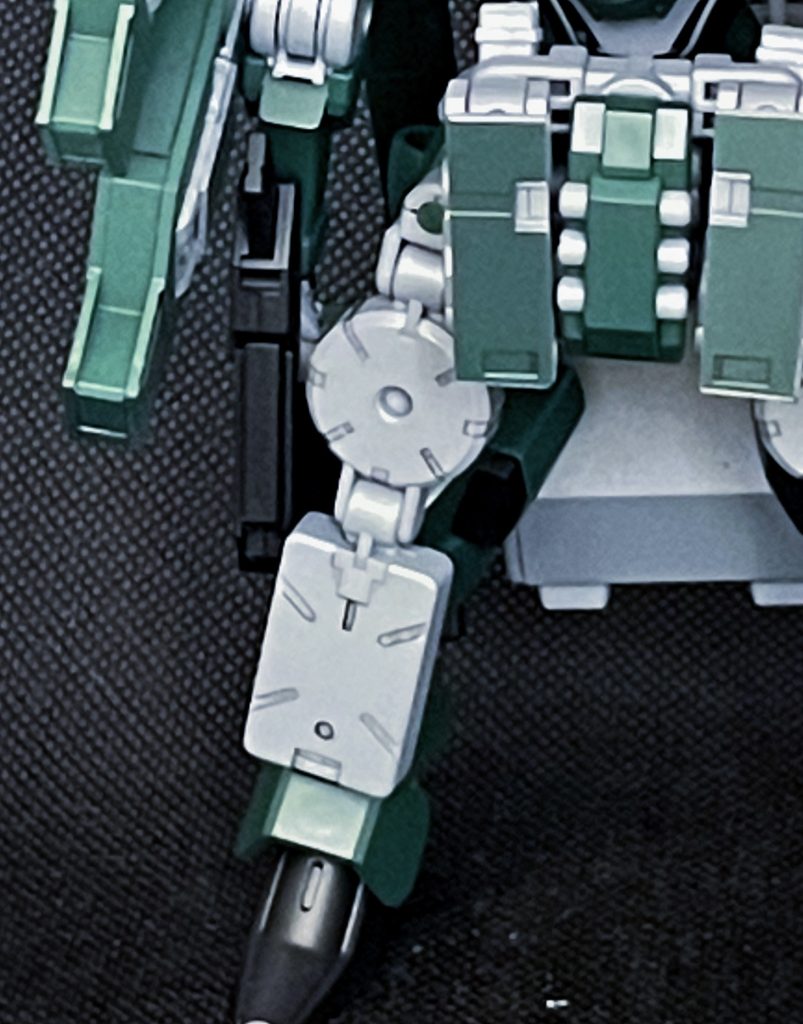 吸着地雷磁力によって敵機の装甲に密着させて爆発する強力な爆破兵器。