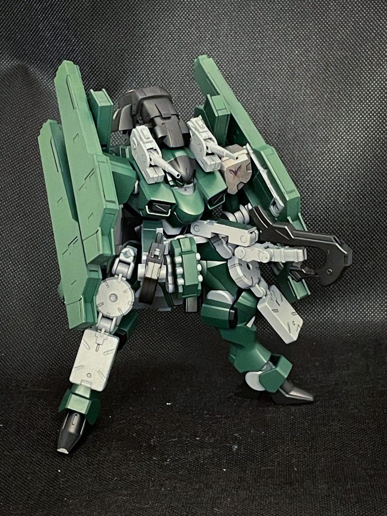 サブアーム&ビームガンサブアーム腰部前面に装備された作業用サブアーム。武装を運用可能な程の強度を誇り戦闘の際には攻撃手段としても活用される。中央にはハンドグレネード三発を装備。ビームガンベース機と同型を二丁装備。自身の戦闘にも使われるが、味方機への緊急補給用として余分に持たされた。