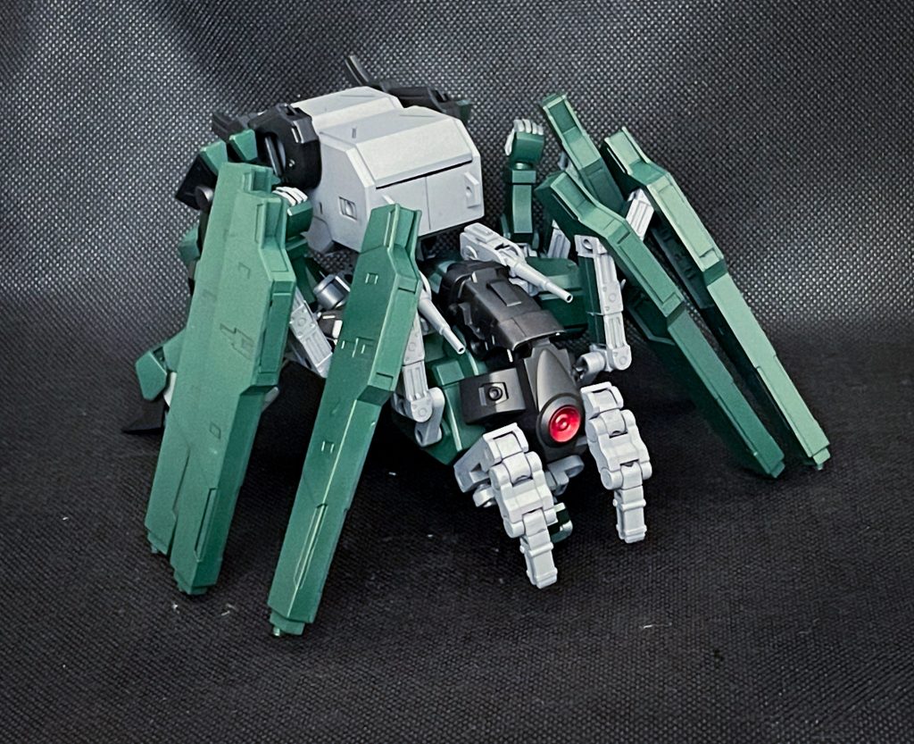 コンテナビットを脚として利用する形態。歩きながら地雷を設置し、簡易な地雷原を形成する目的で追加された変形機構。体高が下がり隠密行動がとりやすくなる。