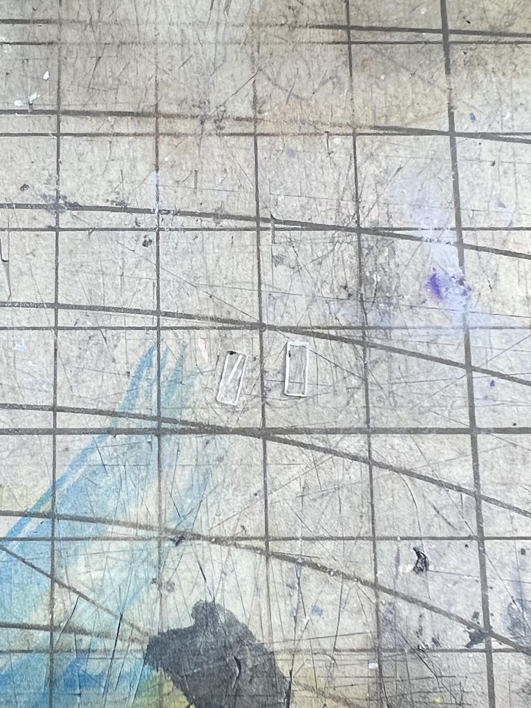 胸、シールドの先端、腕の先はクリアーパーツだったので表からクリアグリーン+蛍光グリーン少々、裏からシャインシルバー→ホワイトで塗ったのですが、バスターライフルのカメラだけはシールだったので、0.2ミリのプラ板を切って同じように塗装して貼りました。