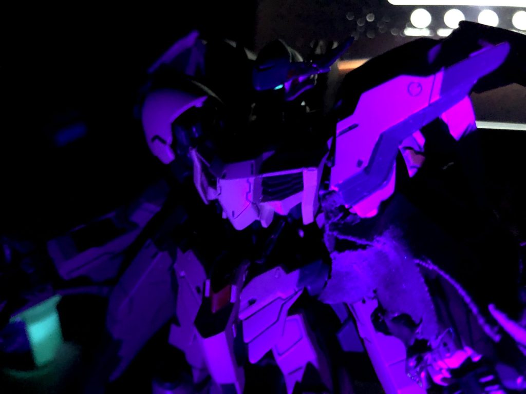 お気に入りの一枚!カメラアイや刀身を光らせる事は前々からやってみたかった事なので、実現できて良かったです!早くリアルガンプラを取り込んで動かせる時代が来て欲しい...!ご覧いただきありがとうございました!