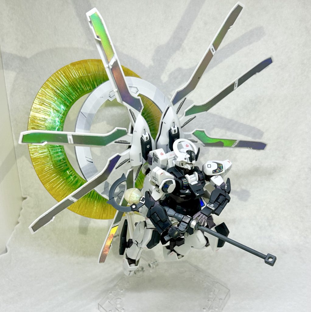 基本形態<キャスト・マリオネット>虹色の翼を広げて機動力とキャストライフルの射撃をメインに戦う基本形態。シュバルゼッテでいうガーディアン・マリオネットにあたります。8枚の攻撃用キャスターのうち何枚かを遠隔攻撃に使うこともできるはずですがシュバルゼッテを見る限りそれはかなり難しいのかもしれません。