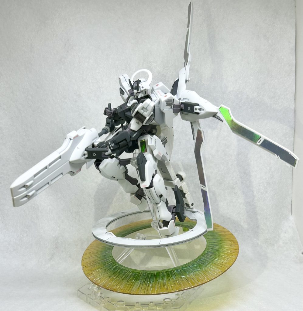 遠距離攻撃形態<キャスト・バスター>キャスト・ブレイカーと同じくキャストライフルを軸に6枚のキャスターを集結させたビームガトリング砲を使用する遠距離攻撃形態。こちらもガーディアン・シースにあたりますが、背中のヴォワチュール・リュミエールで体勢を安定させて砲撃を行います。