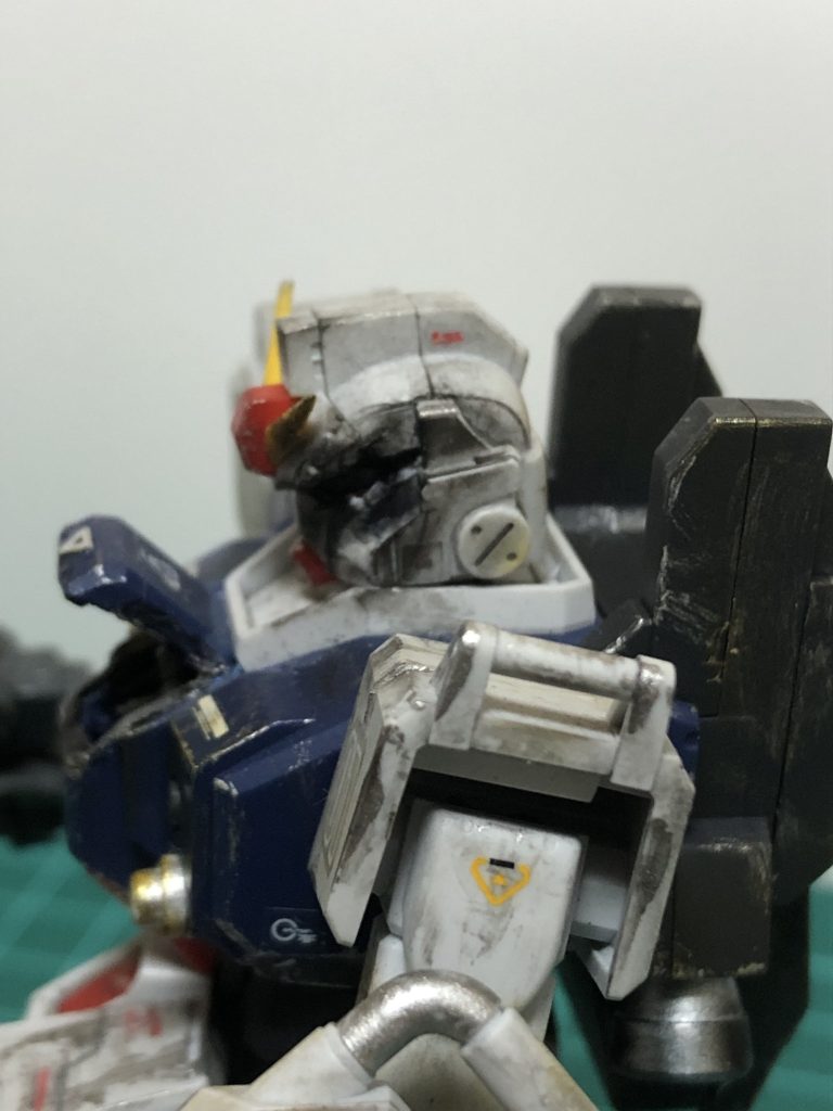 コックピットはワッパの座席部分をどうにか取り付けました。頭はマシンガンかバズーカでも受けちゃった設定本当は小川沿いでパイロットが休憩してるみたいなのどかなジオラマ作りたかったんですが時間かかりそうなので、一旦完成ってことで投稿またジオラマもできたら再投稿しようかな