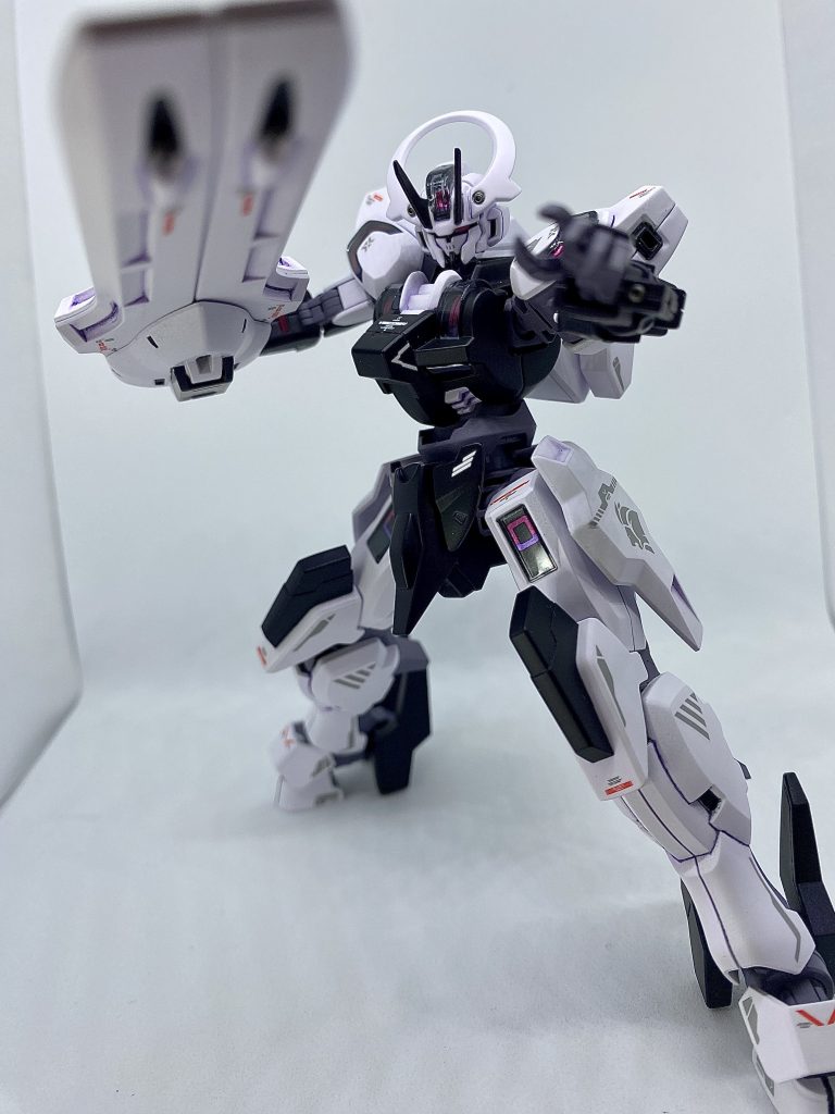 ホワイトの部分だけアメジストパープルを軽く吹いてみました。見る角度で白から紫に変わるのがいい感じです!