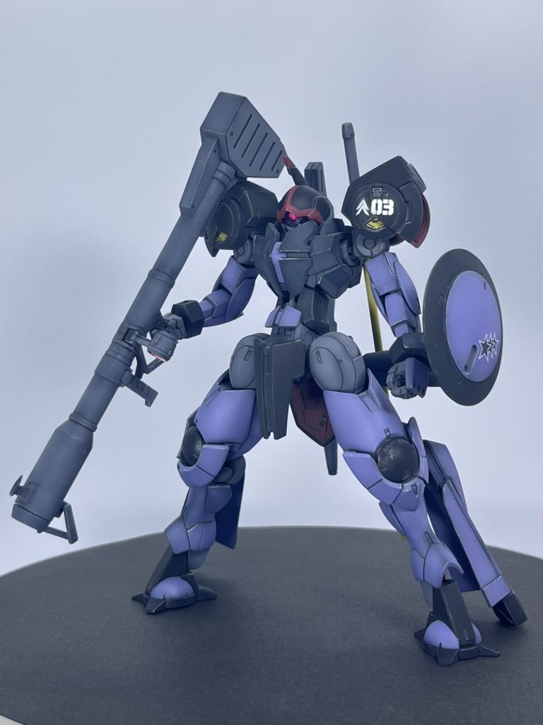 汎用型 三星ハインドリーです。ハインドリーをベースに、バズーカ、ビームライフル、ヒートサーベル、強化ホバーユニットを装備。隊長機なので頭部にブレードアンテナを装備。モノアイは2mmプラ棒の単純造形。