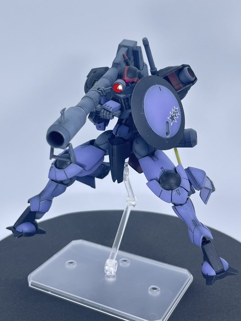 バズーカを構えて。正面向けた両手持ちはギリギリできました。