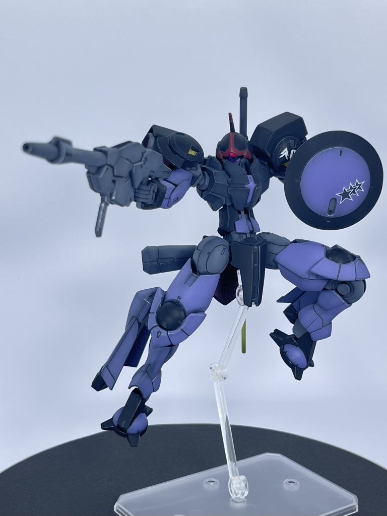 シュトルムのビームライフルを構えて。ホバーユニットは、ザウォートのブースターにプラ版貼って作りました。接続基部をボールジョイントにしたので多少角度付けできます。