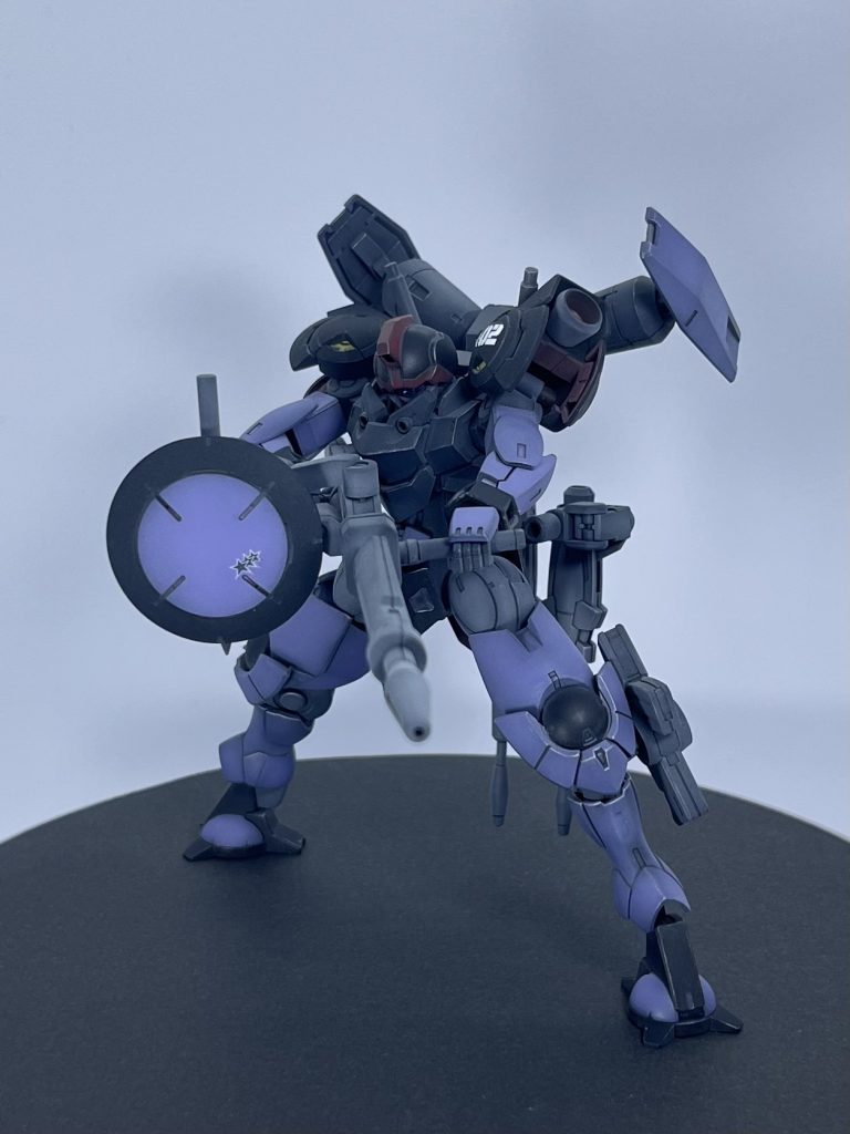 大型ビームライフルを構えて。3機の中でもお気に入りの1品です。