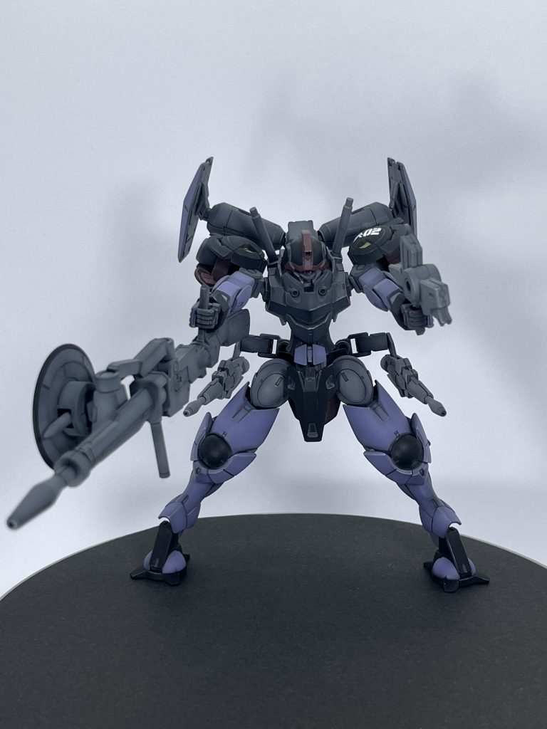 フルバースト。腰のビームキャノンはジョイントで前方に展開できます。