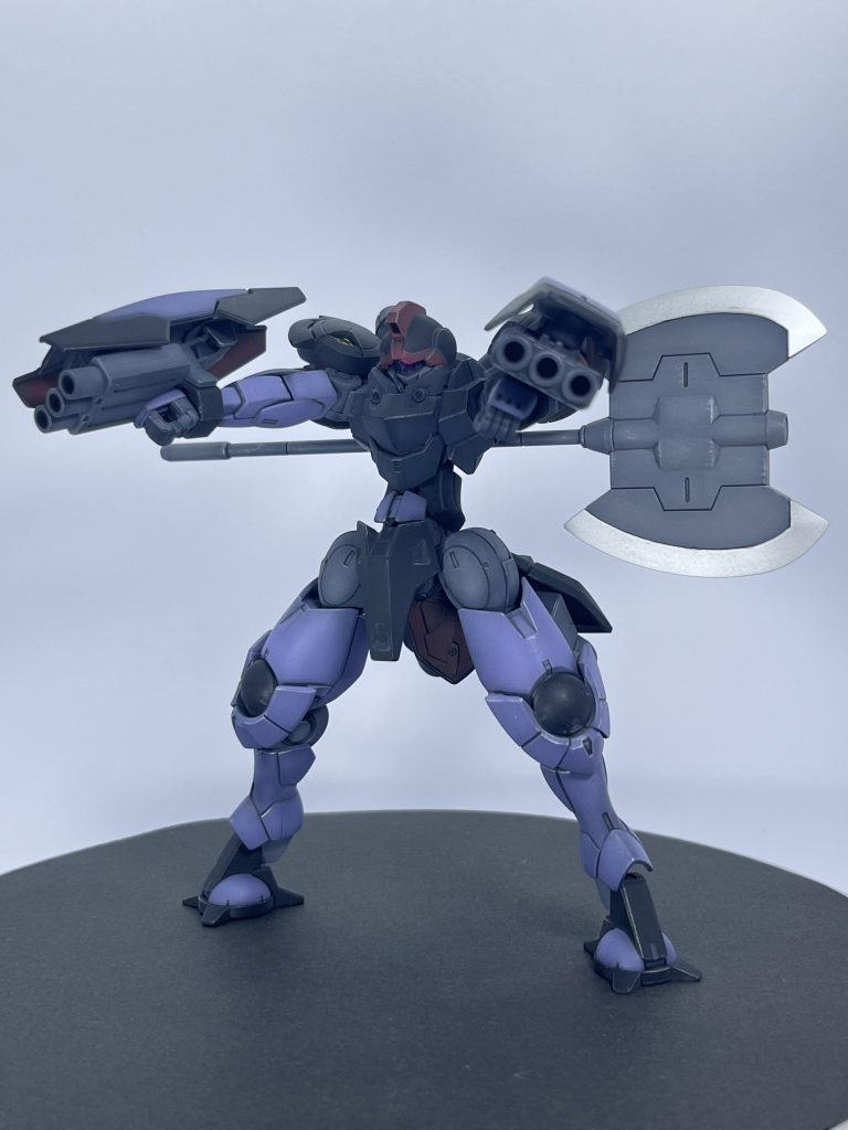 シールドガトリングガンを構えて。ザクバズーカのカートリッジとプラパイプで作りました。大型ヒートアックスはバックパックに懸架できます。