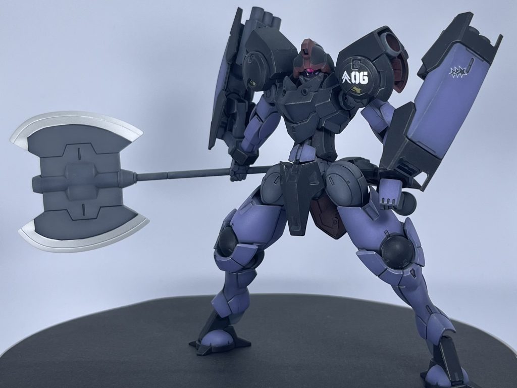 大型ヒートアックスを構えて。シールドはフレキシブルに可動するので、格闘時邪魔にならないように展開できます。