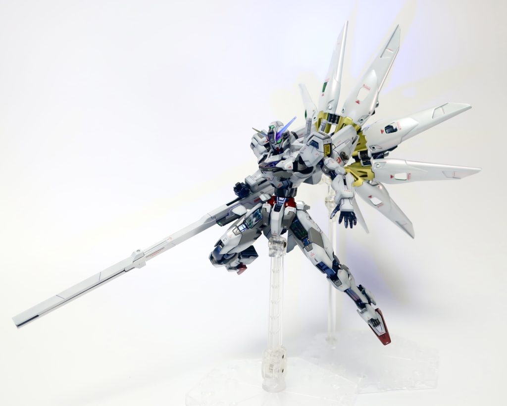 HGウイングガンダムゼロの翼を2機ぶん使い、より魔女のほうきっぽくすると同時に花(白のコスモス)もイメージしています 