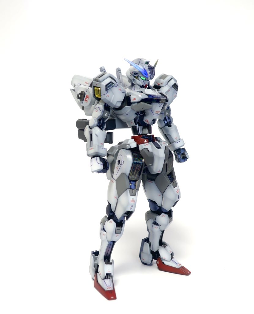 キャリバーン本体は腹部を延長したのみ。ほぼ真っ白の機体なので単調にならないよう、一部をグレーやパールシルバーで塗装。艶消しの装甲と艶々のフレームの対比を大切にしました