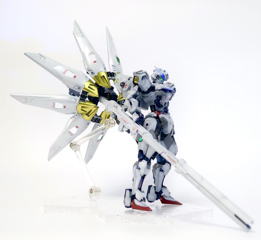 花びらにあたるパーツはパール塗装の艶あり仕上げ。外側にルビーレッドを拭いており見る角度によって若干色味が変わります。分かりにくいけど…