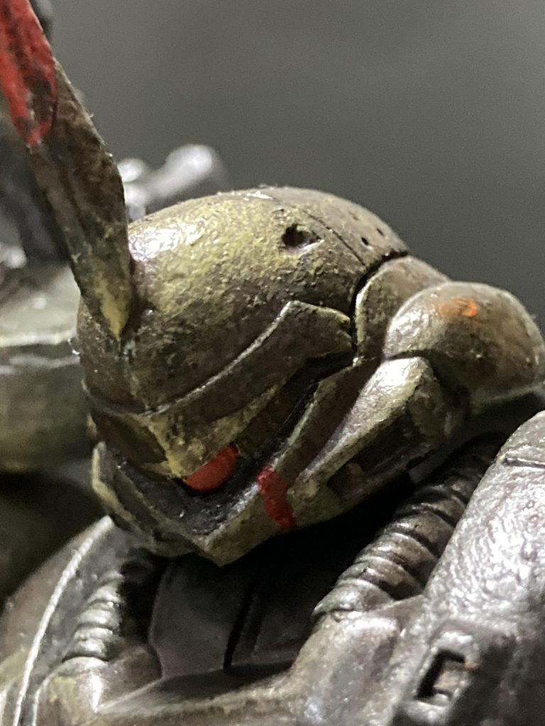 自分自身で捻り出した正解を信じて進む事しかできないのです。怒りと悲しみを表したレッドのペイントでパイロットの心情を表現しています。