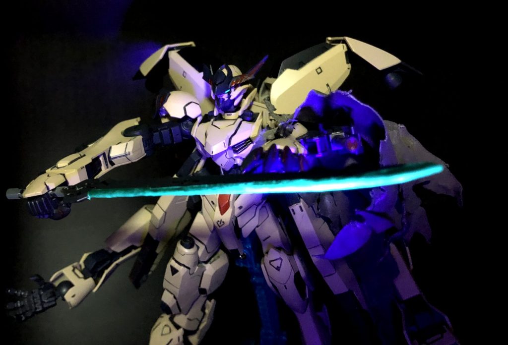 UVライトを当てると左目と刃が光ります!大太刀-月光-、ビームでもない物理でもない謎の光波を迸らせる。それはこの機体の、密かに秘する『導き』なのかもしれない...。