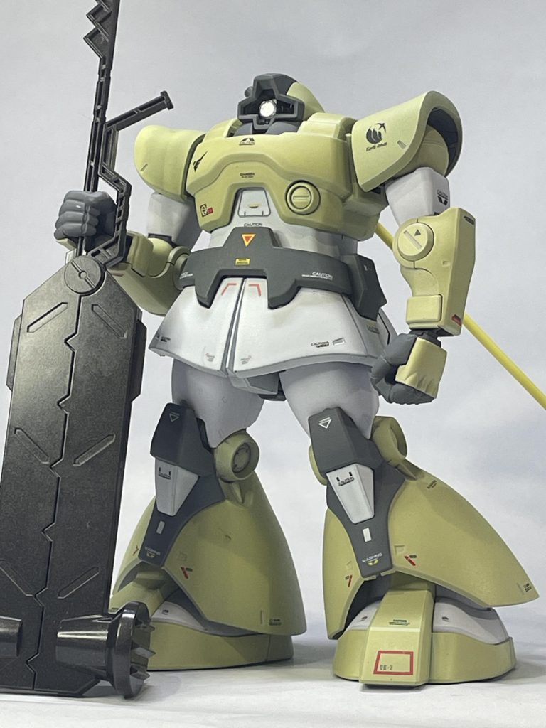 HG ドムに先日クレオスから発売した新塗料デミトレーナーイエローを使用してデミトレーナーカラーに全塗装しました。