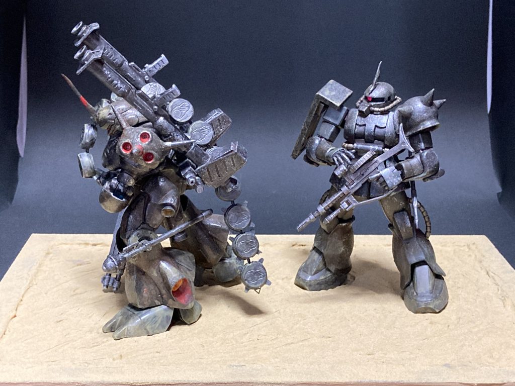 一年戦争が一年で終わっていない世界線。とあるジオンの地上部隊の一機のデザートザクが隊を離れ白旗を持ち、連邦へ降伏を申し出ました。事実を知った隊の武闘派ケンプファーは怒りと悲しみを内に秘め、裏切り者の討伐に向け歩みを進めます。