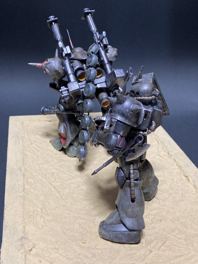 終わらぬ戦争、先の見えない道を彷徨い、ただ己の感情の赴くままに。そんな彼を虚しく見つめる隊長機のザク。