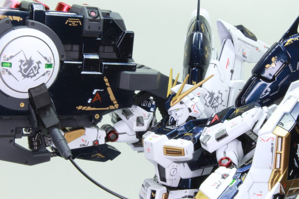 通常のνガンダムチックな色合いかな?