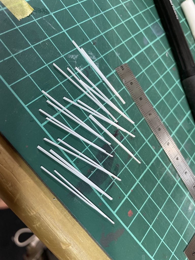 コード(髪)は0.3x1.0mmプラの平棒を2本セットにしてからまとめています。