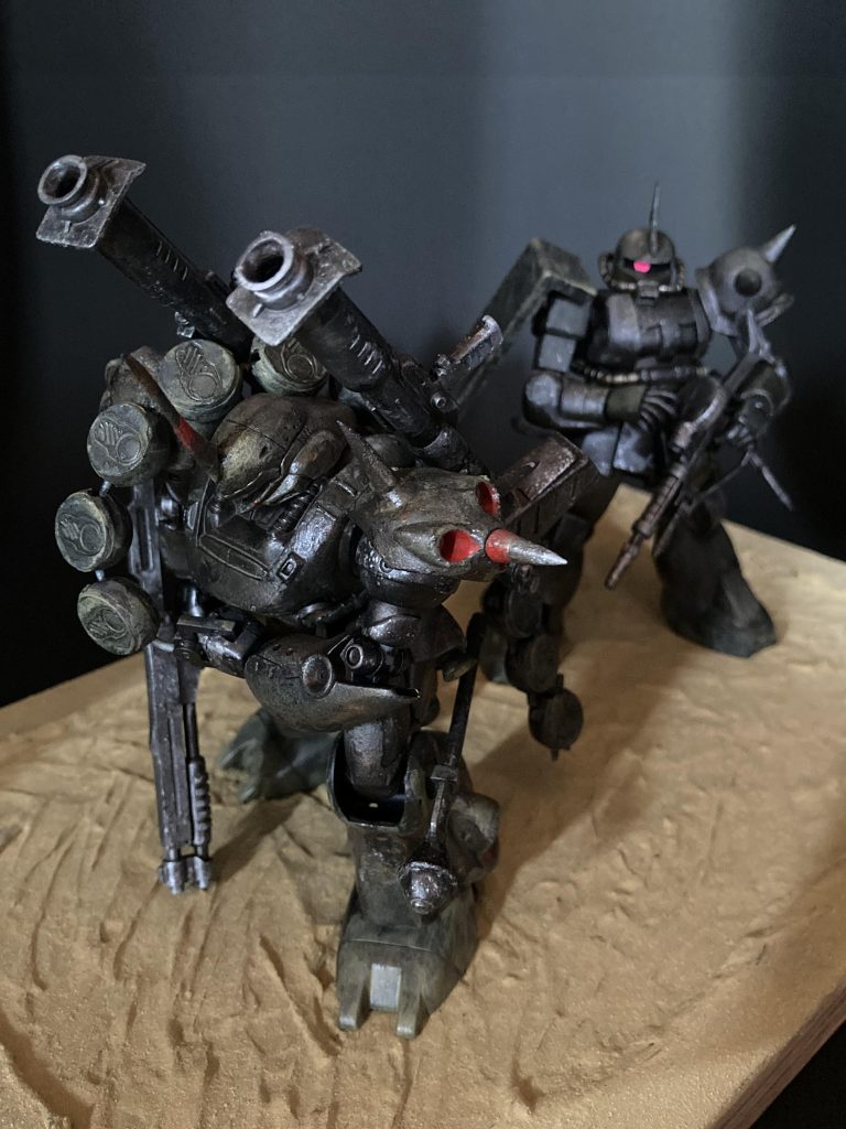 キット全体は溶きラッカーパテで鋳造表現を施し、ダークカラー、サンドカラーで黒立ち上げ塗装からウォッシング、ウェザリングを施しています。キット自体の改造は一切していません。