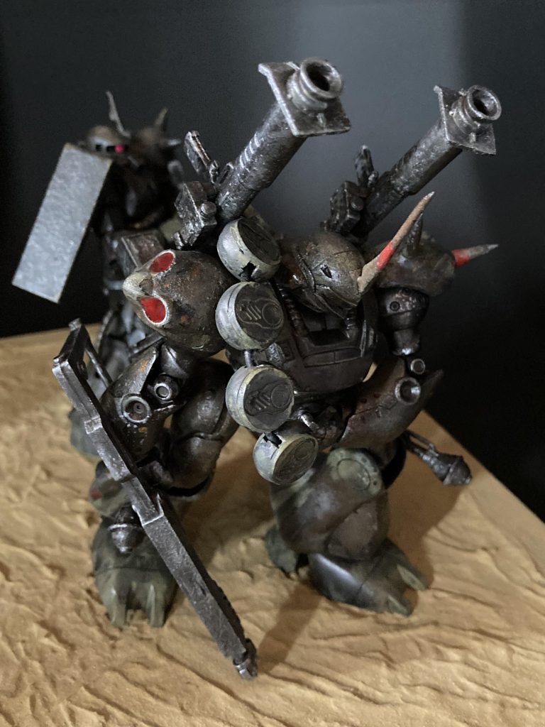 かつての戦友への殺意に満ちた重武装、パイロットは深い怒りと悲しみに満ちてしまいました。