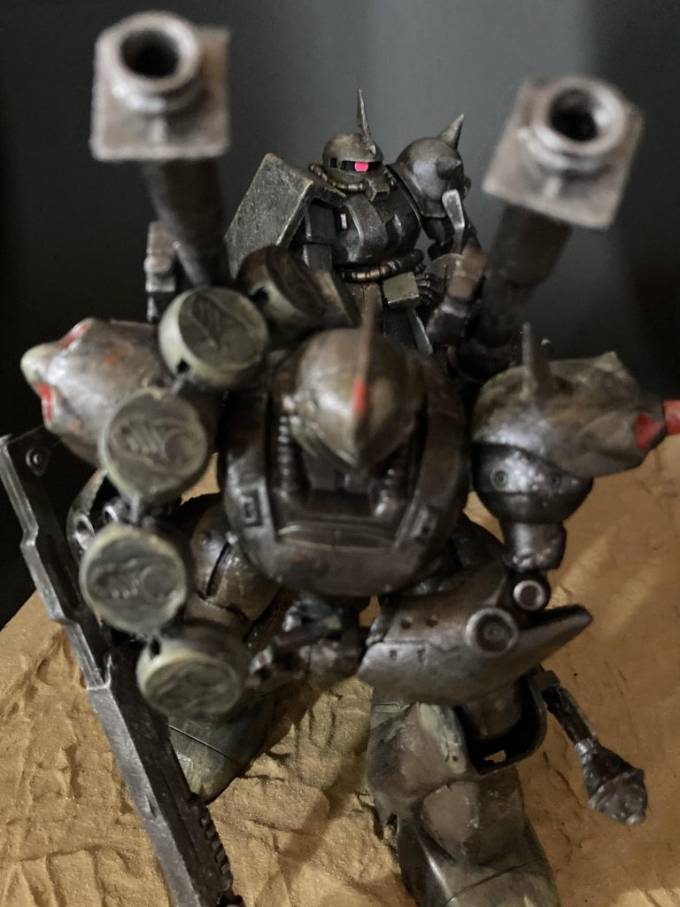 そんな彼を黙って見つめる隊長機。