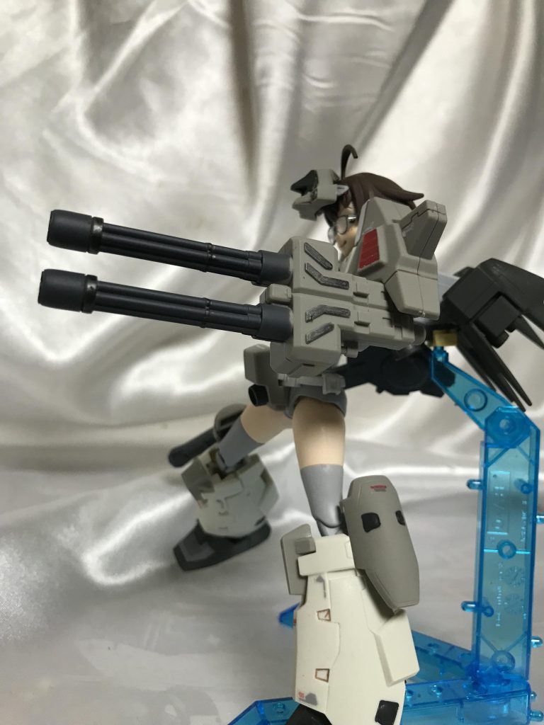 購入した時、ガトリングはてっきり2丁ついてると思ったんでビビりました。これ一丁しか付属してないんですね。まぁ二丁持つとヘビーアームズになっちゃうんでいいかもです。