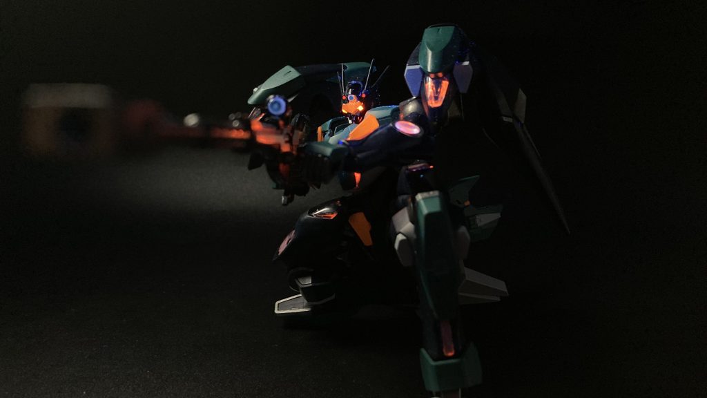 そしてパーメット部分とGNコンデンサー部分は蛍光塗料を使用しているので、ブラックライトで光ります‼️ただ、その上からホロシルバーを塗装してみたのですがこれは正直失敗でした💦