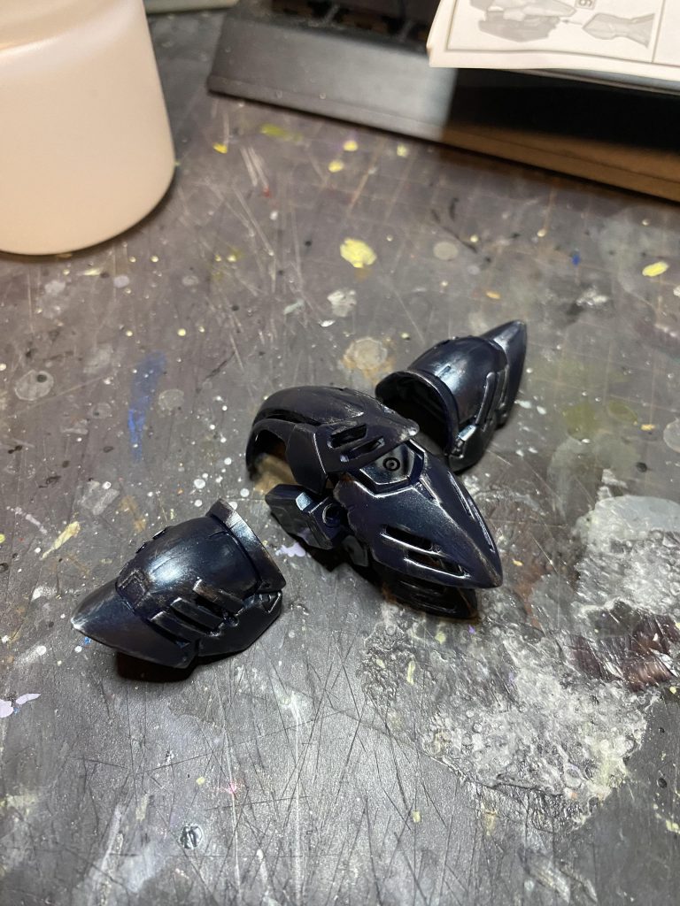 凹みモールドは肉抜き加工で装甲内が見えるイメージを