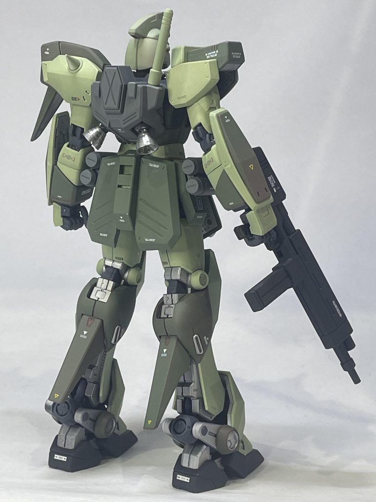 一年戦争時代のMSを使う火星独立ジオン軍なのでF90のカラーリングもジオンカラーに。フレームはアルミシルバーにしてチラ見する部分をメリハリつけてみました。