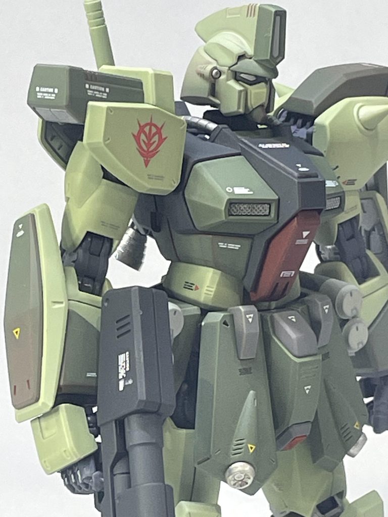 ABSが多用されている割にノンポリキャップだったりと新しいのか古いのかよくわからないキットですが、サナリィ製だからか購入MGの割に小ぶりで作りやすいキットなのは確か。