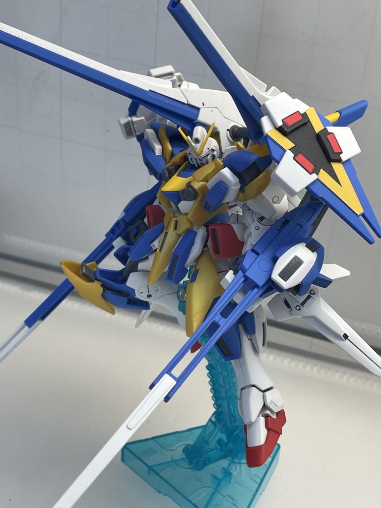 オマケの没写真。膝パーツ部分の説明にちょうどよかったので。膝ミサイルは後ろ腰用マイクロミサイルを半分にぶった切って膝穴に差し込めるようランナータグとか切り貼りしてアサルト膝同様に装着可能にしてます。…で、アサルト装甲装着時にはやっぱりランナータグ加工品を膝とミサイルの間に差し込んで、本来の膝穴差し込み用のピンの間にねじ込んで固定してます。