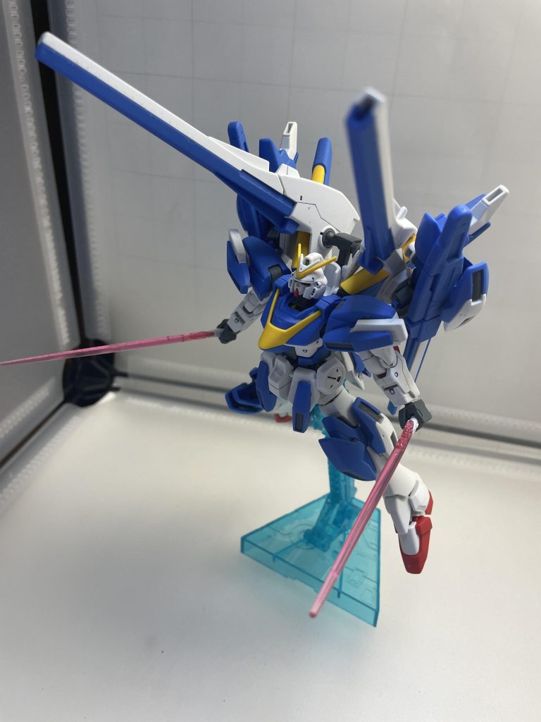 バスターパーツ左右には一応ライフルを積んでおけるハードポイントも用意してある。ライフルの伸縮ギミックはめんどいので単に銃身後ろ前にして差し込んであるだけです。