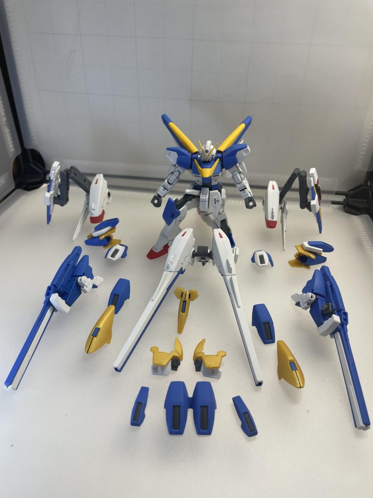 最後にお約束の全パージ。肩パーツの白い部分にはやっぱりミサイル用穴が開いてますがやっぱり上記同様前後後ろ前にして隠してます。