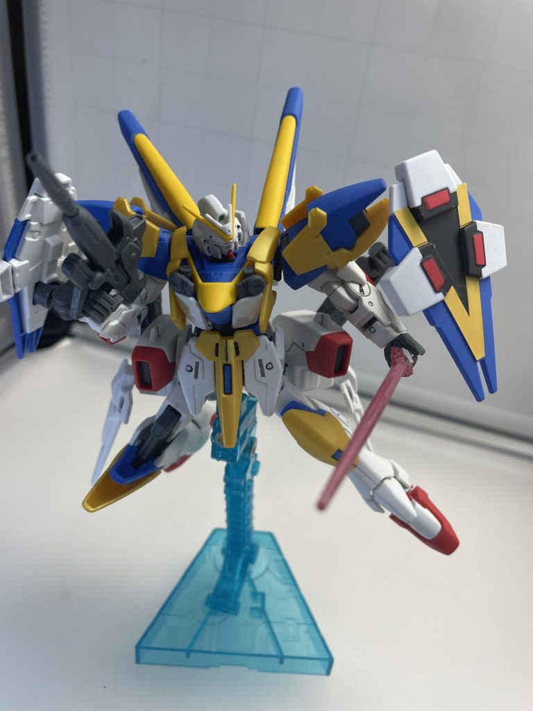 V2ツインアサルトガンダム。胸部装甲うんぬんは玩具化の際に都合が悪いとかなんとかで没になったネタを拾ってきてます。肩パーツにはパーフェクト時にミサイル積む用の穴があいてるけど前後後ろ前にして隠してるだけ。