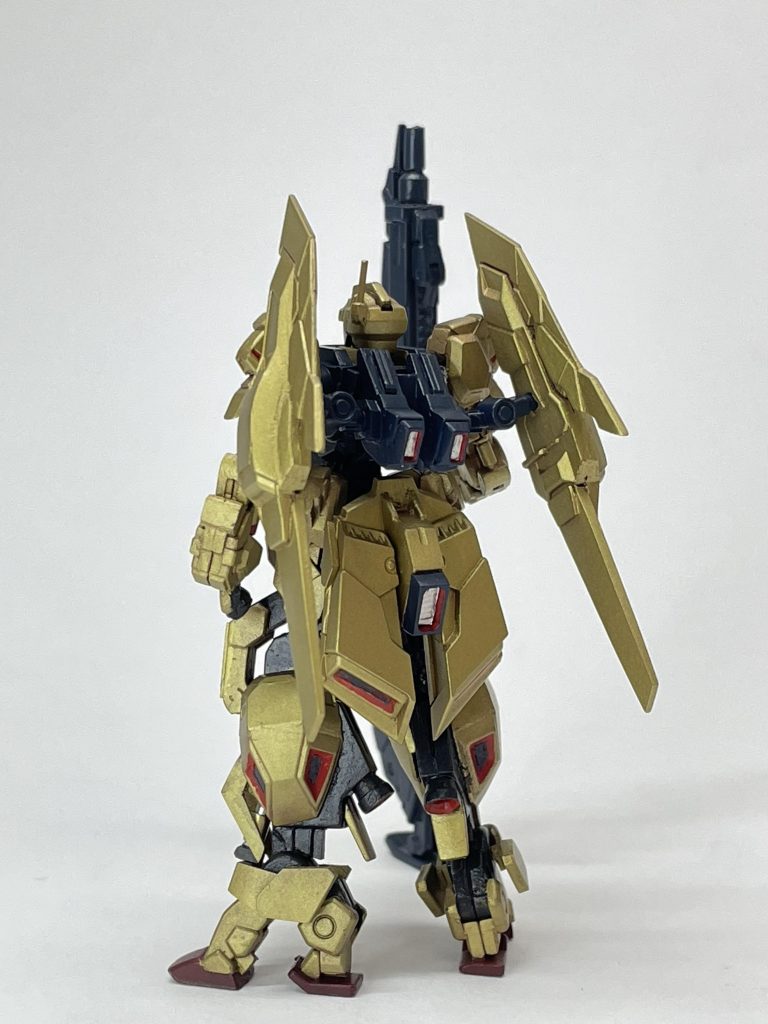 機体自体にバーニアや推進剤格納もされているため、バックパックはシンプルなものになっている。ちなみに、ランチャーはZが装備するものと形状は同じだが、威力とエネルギー消費のバランスが悪く、性能はかなり劣っている。