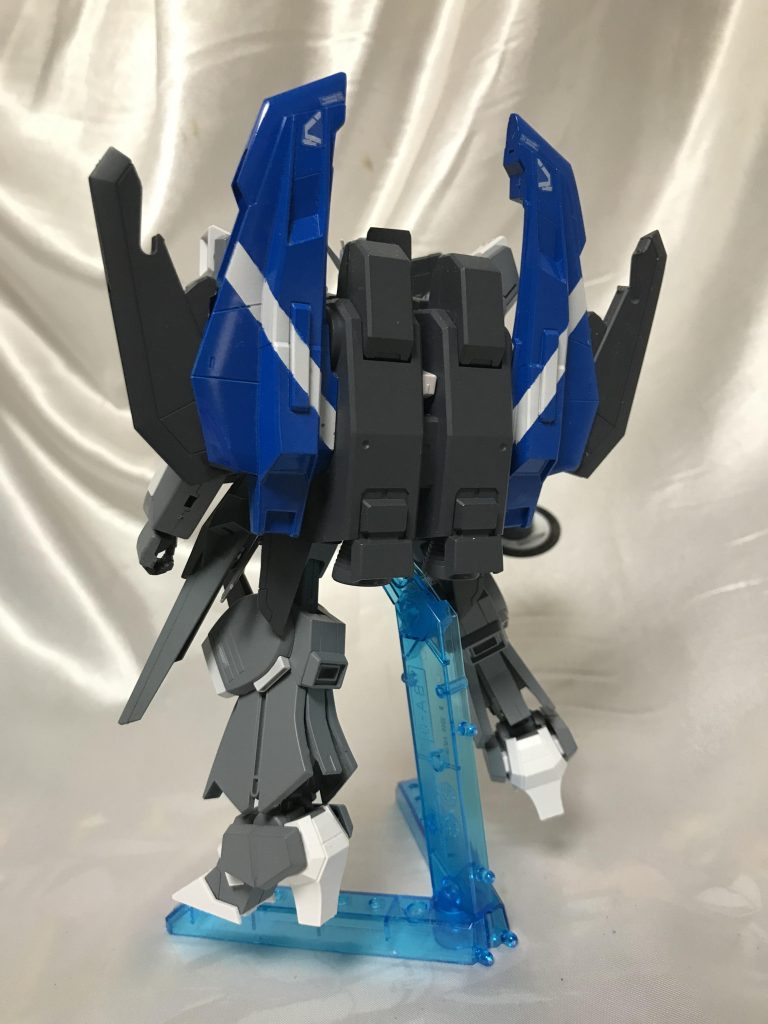 背中はダブルゼータとゼータガンダムのバインダーを接着してそれとなく。
