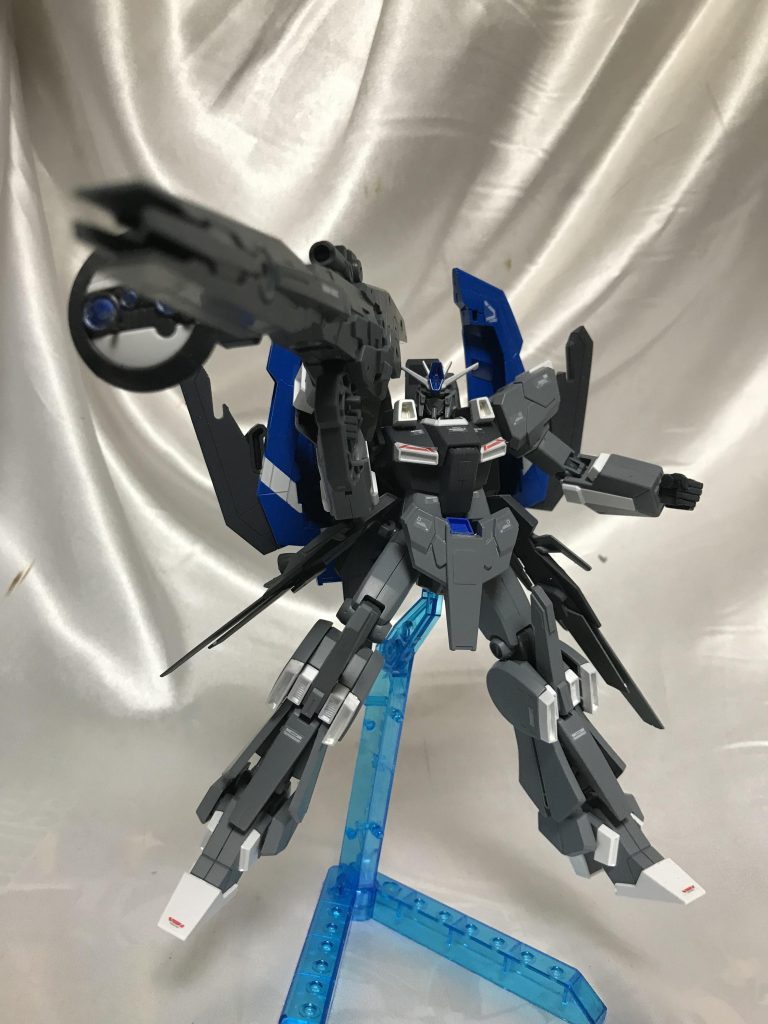 武器は巨大なカノン。武器自体は３０MMのものにレドームを接着して作りました。