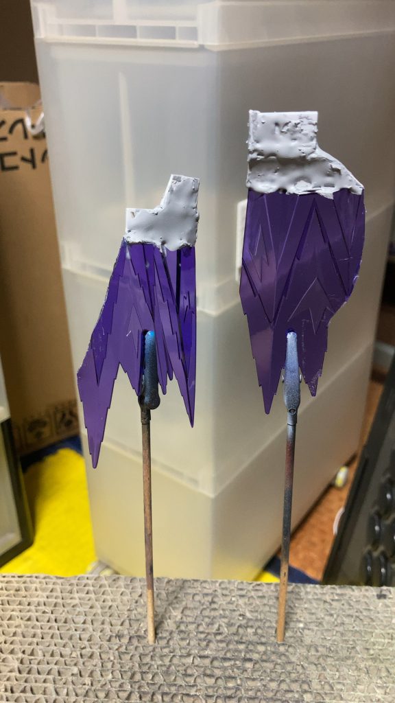 光の翼は余ってたエフェクトパーツをそれっぽく切って根元の形を合わせてランナータグで整形し、ビームっぽいテクスチャをつけならがらジェルメディウムを塗りつけて固まったら下地を黒→白で塗って蛍光ピンクを塗り、木工用ボンドで貼り付けました🪶一応ミノフスキードライブの塗り分け頑張ったので、外したくなった時に影響でにくいかなと。