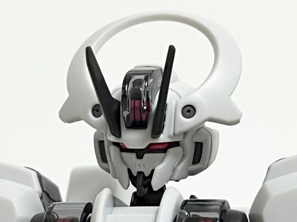 頭部はバルカンやツインアイも別パーツで構成されていて、色分けは完璧。なんとも恐ろしい…。ちなみにツインアイなガンダムマーカーの蛍光ピンクで塗装したので、気持ち鮮やかになりました。