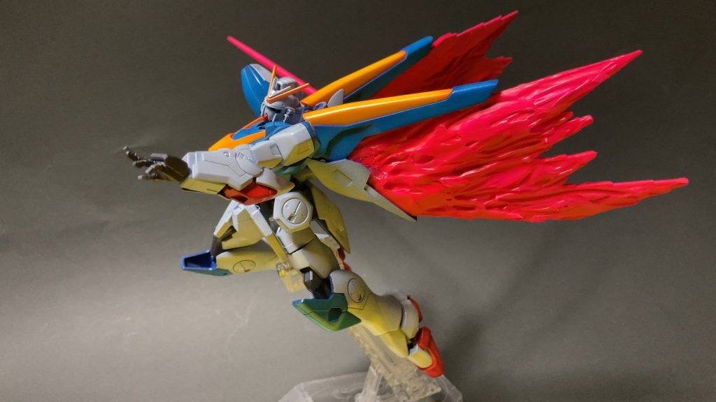 左手はビルドハンズの平手に取り替え、光の翼は自作し、ビーム部とツインアイを蛍光塗料で塗装しています。