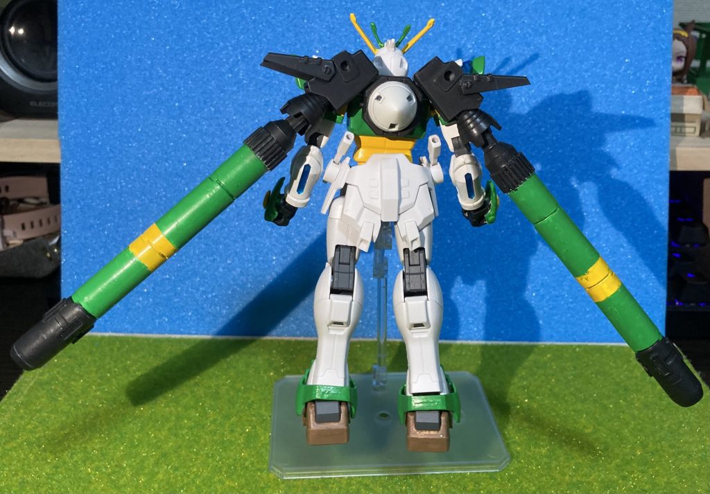 背中にはリボーンズガンダムのGNドライヴとスズカをイメージした緑と黄色のプロペラントタンクをつけました。イメージとしては逃げて差すとゲームアプリ内で言われていたサイレンススズカの粘りをプロペラントタンクに入れておいたGN粒子を使って最後の加速をする…といった感じです（実馬の方が逃げて差すと言われていたかは、自分のリサーチ不足でわかりませんでした。申し訳ないです…）。